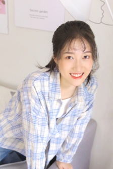 Electronic piano beauty photo mobile wallpaper