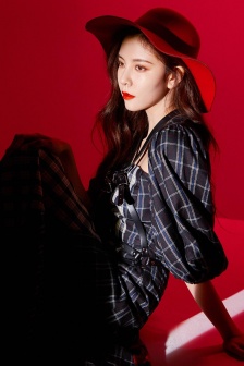 Song Yanfei's temperament star mobile wallpaper