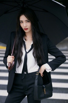 Wang Zixuan's classic black and white smoking outfit, modern and sexy photo