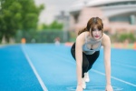 丰满运动美女撩人性感操场写真