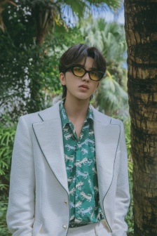 Cai Xukun handsome photo in white suit