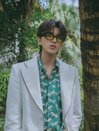 Cai Xukun handsome photo in white suit