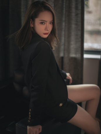 Qi Wei's charming and sexy long legs photo pictures