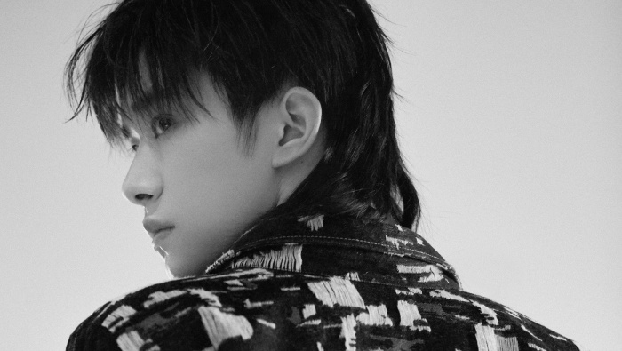 易烊千玺黑白质感写真高清壁纸