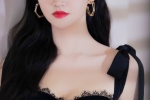 Jing Tian sexy photo pictures in black tube top umbrella skirt