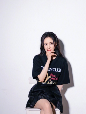 Yang Mi's charming life photos in black short skirt
