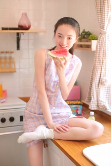 西瓜女孩清凉夏日清新甜美写真