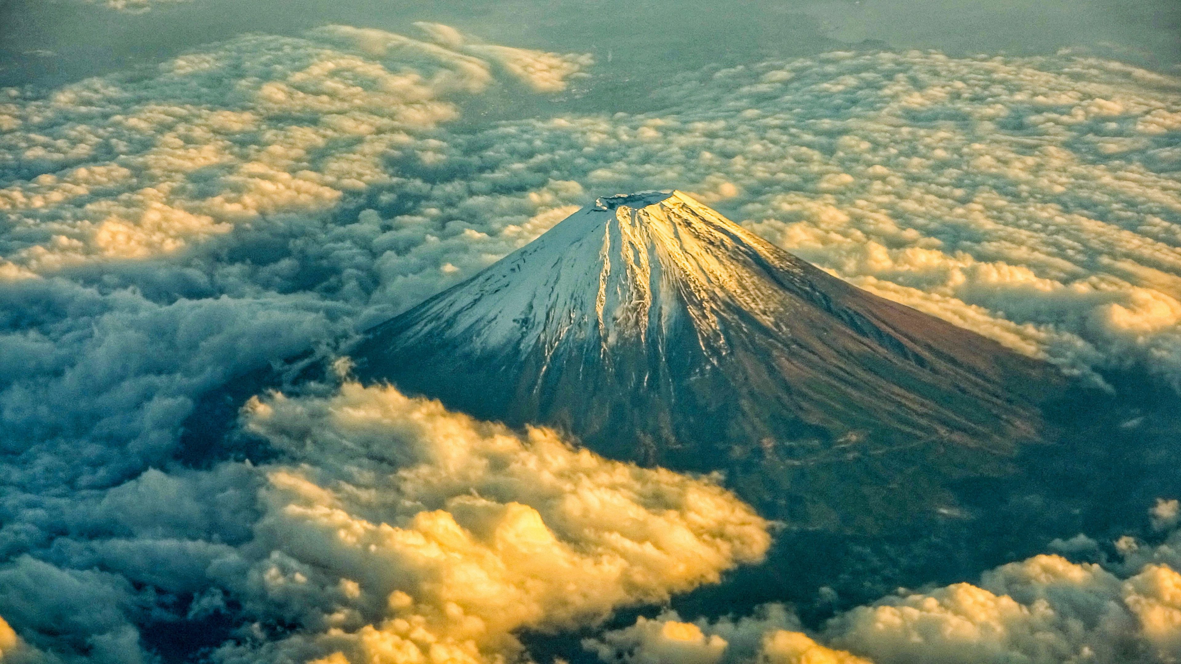 远处的火山风景摄影壁纸