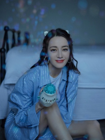 迪麗熱巴條紋襯衫清新性感寫真