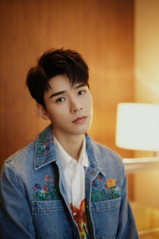 Gong Jun's handsome photo from LV 2022 spring and summer show
