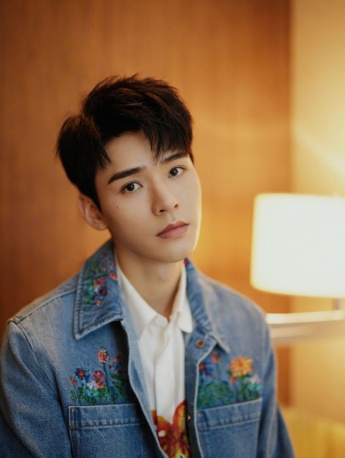 Gong Jun's handsome photo from LV 2022 spring and summer show