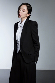 杨幂全黑西装优雅性感写真图片