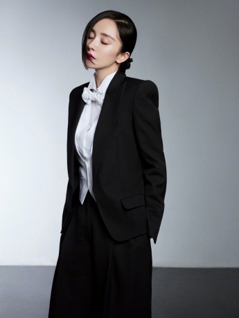 Yang Mi elegant and sexy photo pictures in all black suit