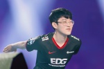 EDG Zoe Lee mid laner takes off in an egg-laying style wallpaper