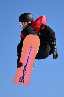 苏翊鸣空中抓板手机壁纸