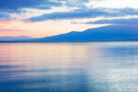 新疆赛里木湖的日出风光图片壁纸