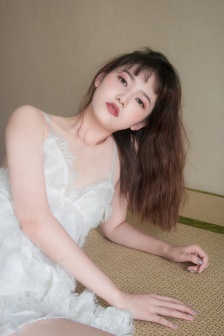 火辣紅唇美女嫵媚妖嬈吊帶寫真