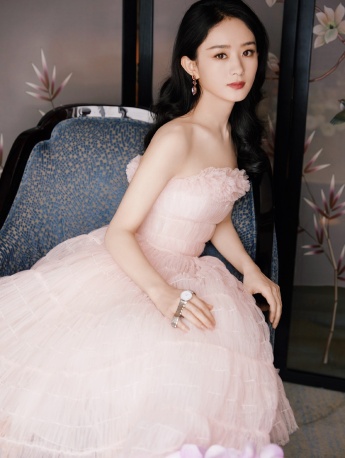 Zhao Liying sexy photo in pink air cloud skirt