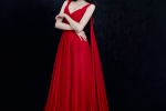 Guan Xiaotong's sexy photo with slit red dress