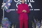 Gong Junmei handsome photo in red suit