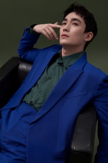Zhu Yilong elegant and handsome photo in blue suit