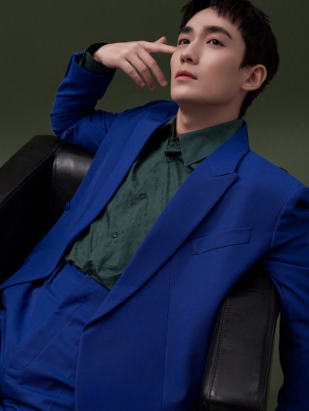 Zhu Yilong elegant and handsome photo in blue suit