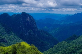 壮美的山峰美景清新桌面壁纸