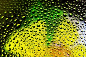 玻璃上的水珠高清图片桌面壁纸