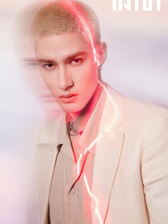 米卡全白西装帅气图片写真