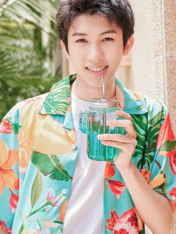 INTO1林墨帅气图片写真