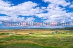 2022年4月草原上的马儿桌面日历壁纸