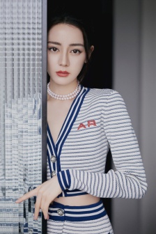 迪丽热巴蓝白条纹针织套装性感写真图片