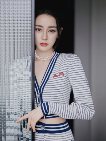 迪麗熱巴藍白條紋針織套裝性感寫真圖片