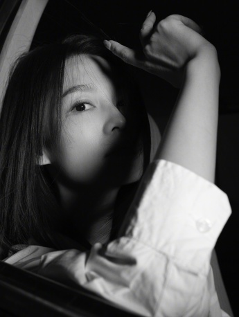 李沁黑白质感写真大片