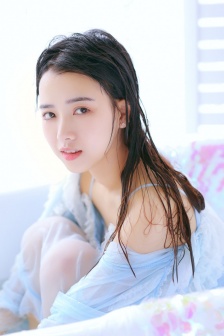 吊带美女透视薄纱大胆湿身诱惑写真