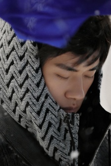 易烊千璽風雪造型手機壁紙