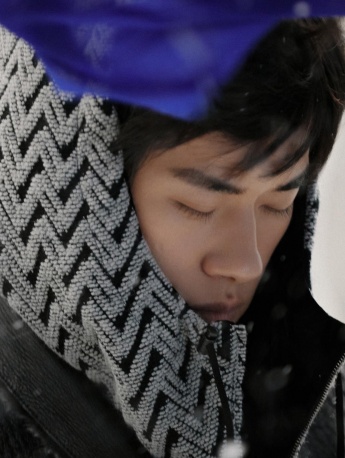 易烊千玺风雪造型手机壁纸