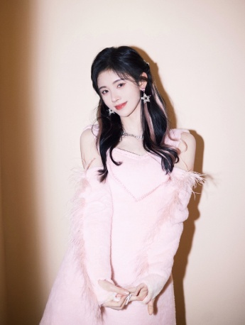 Ju Jingyi playful and sexy photo in heart-shaped dress and short skirt