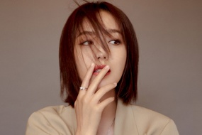 佟丽娅清爽短发时尚写真桌面壁纸