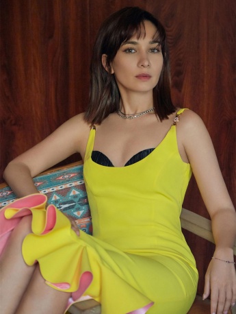 Lu Jingshan sexy photo in yellow fishtail suspender skirt