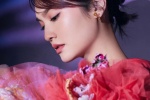 Rainie Yang elegant and sexy photo in puffy sleeves long dress