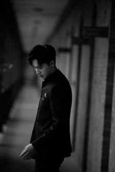 許魏洲中山裝冷峻帥氣寫真圖片