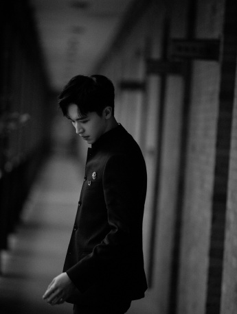 許魏洲中山裝冷峻帥氣寫真圖片