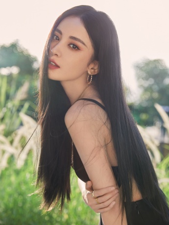 Guli Nazha sexy photo in black backless dress