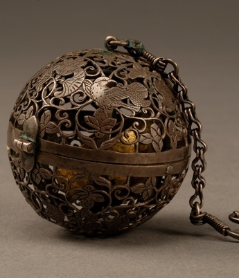 葡萄花鸟纹银香囊局部细节图