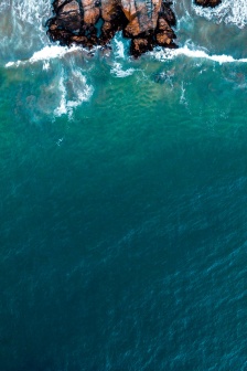 Waves crashing on the coast and reefs natural scenery mobile wallpaper