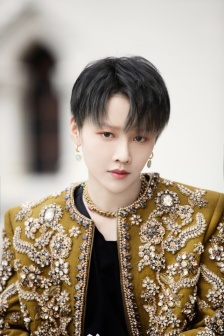 Liu Yuxin's retro palace style fashion and sexy photo