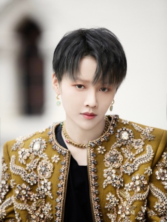 Liu Yuxin's retro palace style fashion and sexy photo