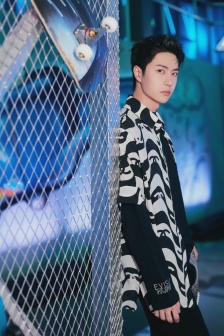 Wang Yibo handsome photo in black and white printed shirt