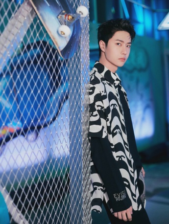 王一博黑白印花衬衣帅气写真